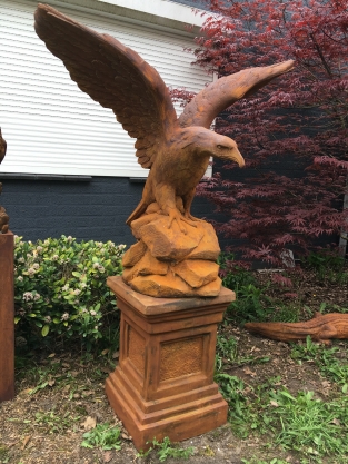 Sehr großer Adler-Oxydstein in Beutefang-Aktion, braun auf Sockel